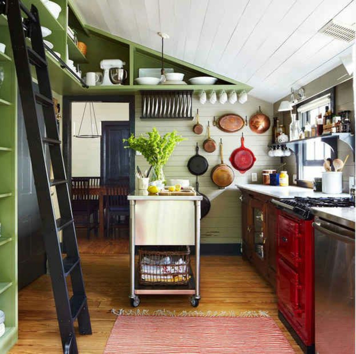 grüne-wandfarbe-küche-im-landhausstil-gestalten