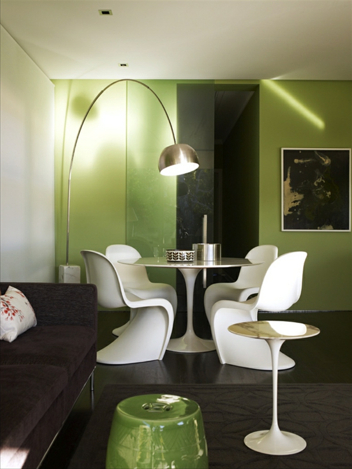 grüne-wandfarbe-moderne-weiße-stühle-im-kleinen-schicken-esszimmer