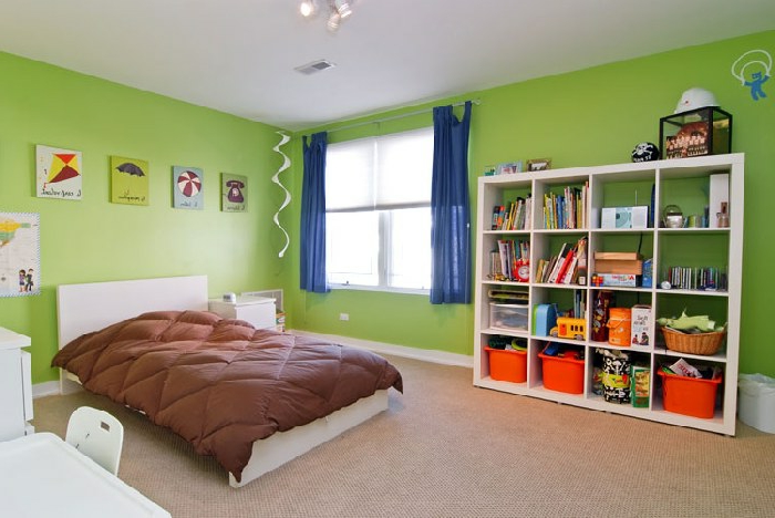 grüne-wandfarbe-regalsystem-und-blaue-gardinen-im-schlafzimmer