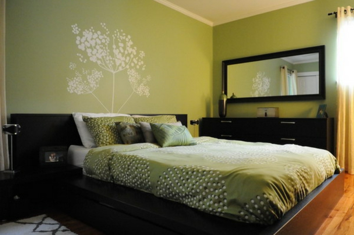 grüne-wandfarbe-spiegel-an-der-wand-im-schlafzimmer