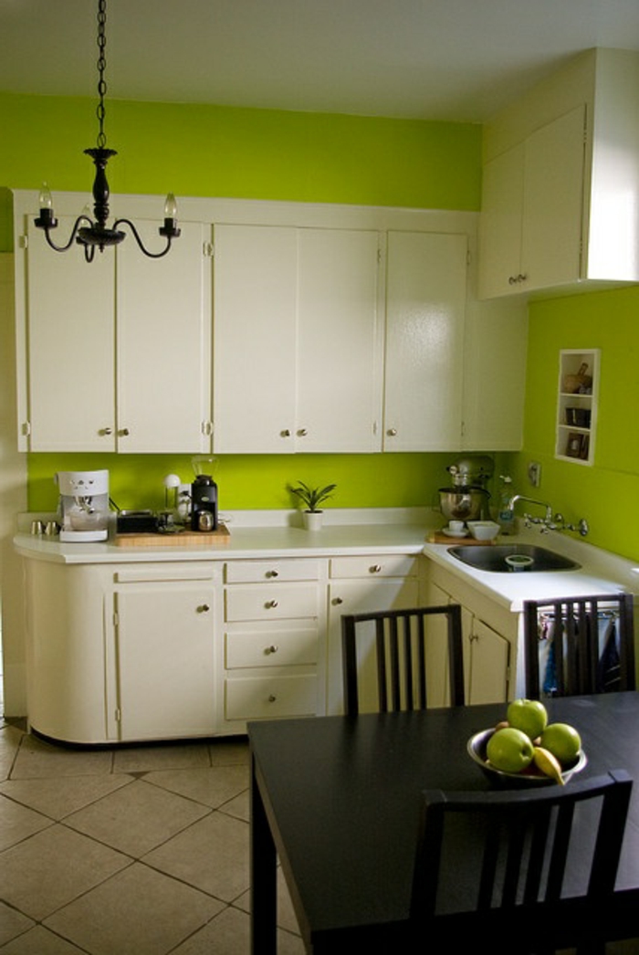 grüne-wandfarbe-super-schöne-weiße-schränke-in-einer-küche