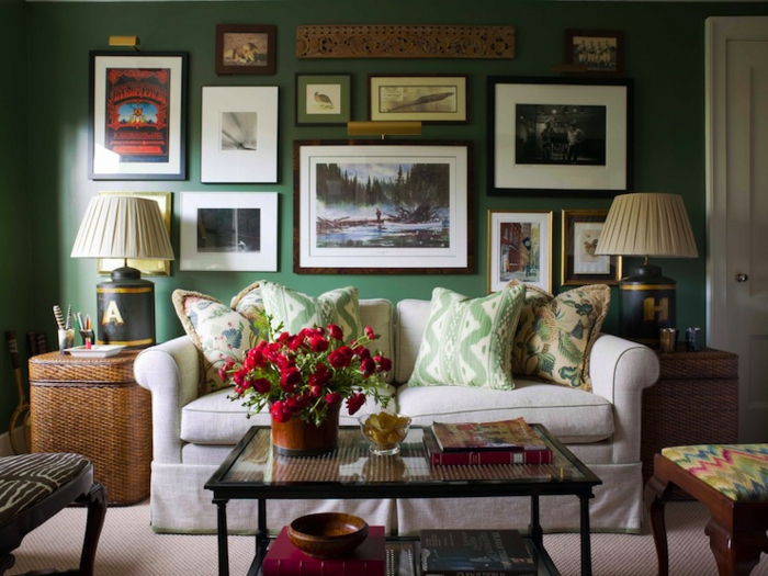 grüne-wandfarbe-viele-bilder-an-der-wand-im-wohnzimmer