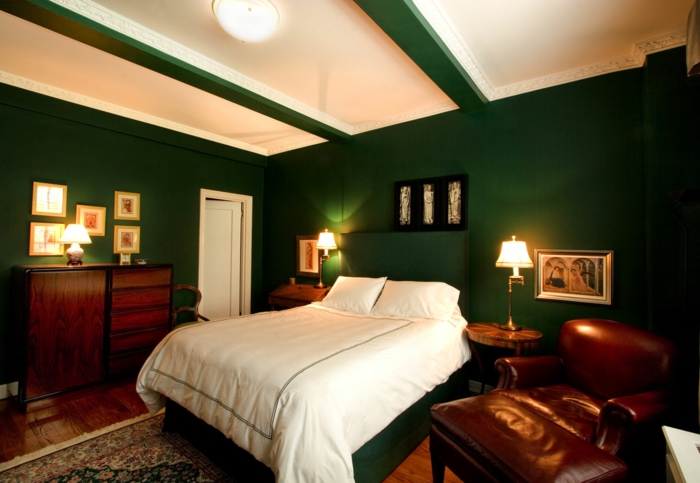 grüne-wandfarbe-weiße-bettwäsche-in-einem-luxuriösen-schlafzimmer