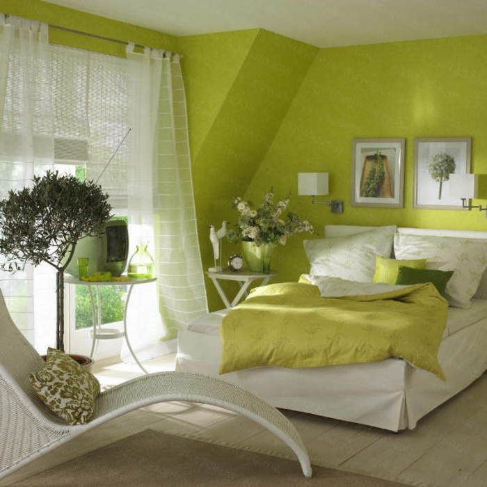 grüne-wandfarbe-weiße-gardinen-im-gemütlichen-schlafzimmer