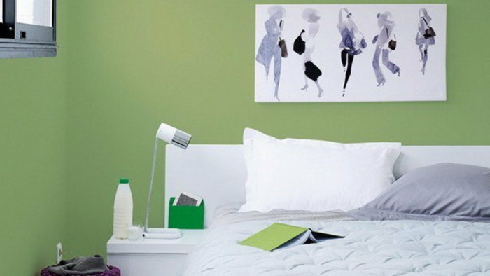 grüne-wandfarbe-weißes-bild-an-der-wand-im-schlafzimmer