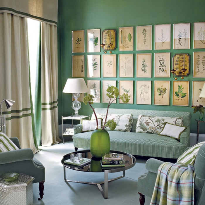 grüne-wandfarbe-zahlreiche-bilder-an-der-wand-im-wohnzimmer