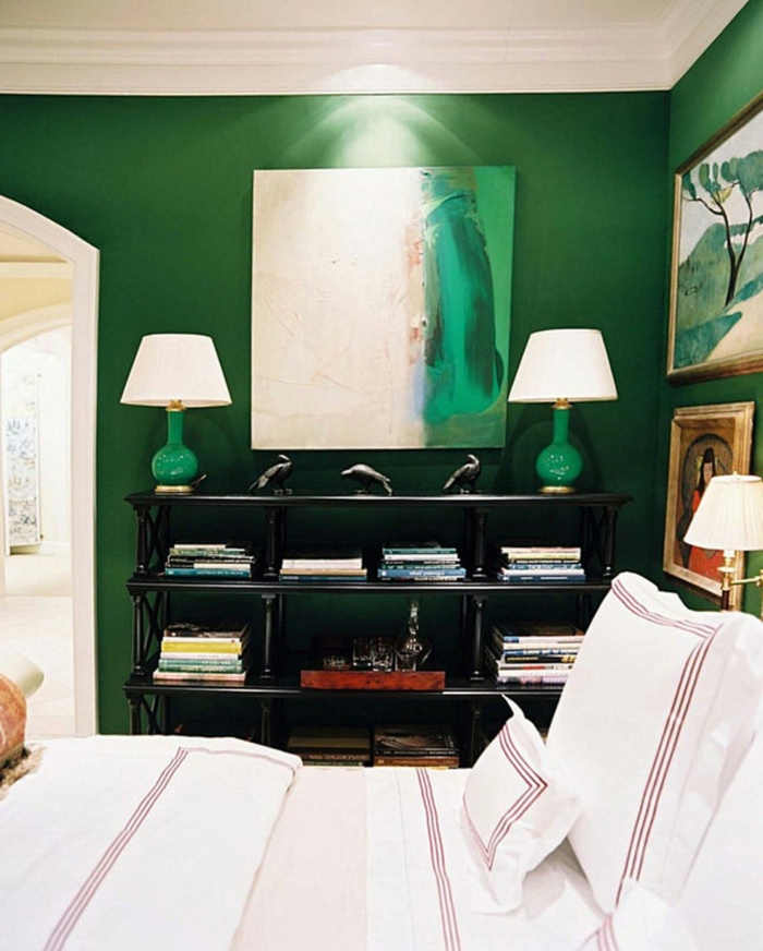 grüne-wandfarbe-zwei-weiße-lampen-im-schönen-schlafzimmer