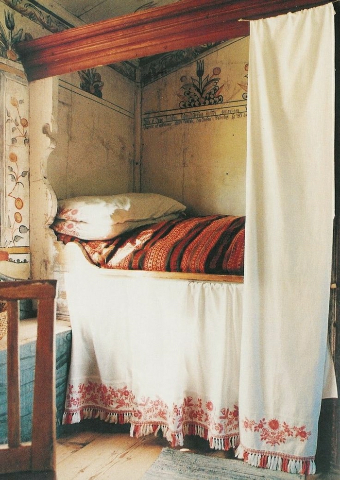 hochplatziertes-Bett-vintage-veraltet-authentisch-Boho-Chic-Stil-Bettwäsche