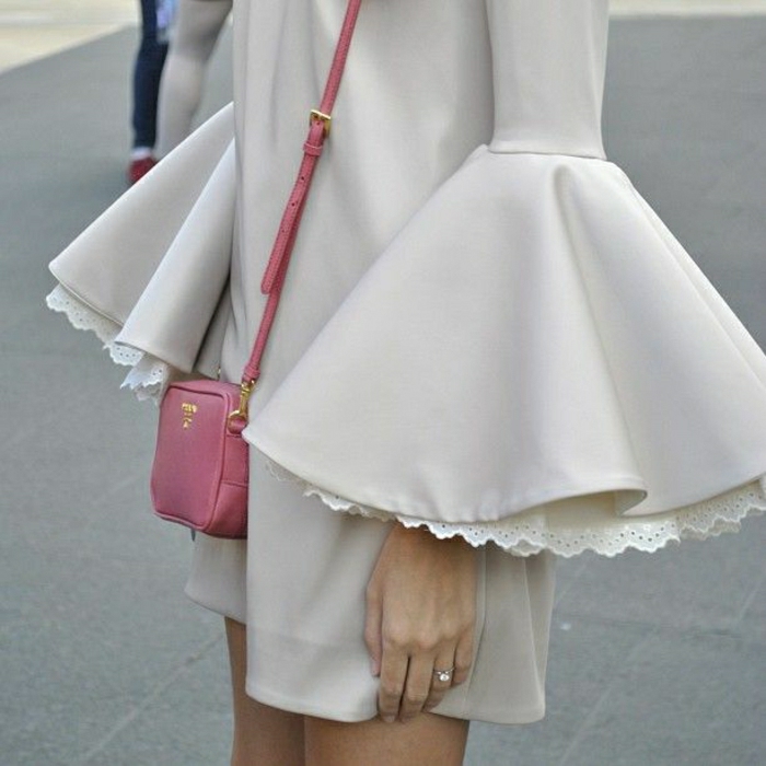 interessantes-Kleid-breite-Ärmel-kleine-Prada-Taschen-rosa-Modell