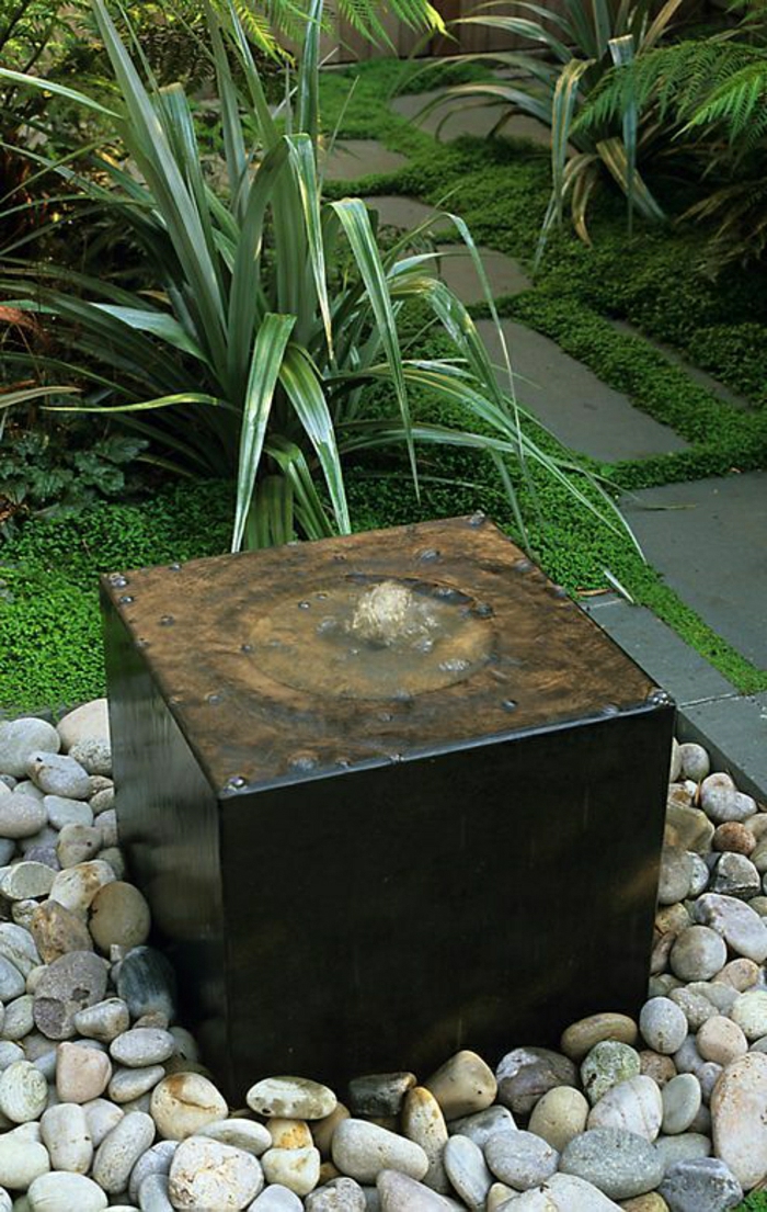 kleiner-Gartenbrunnen-dekorative-Steine-Grün