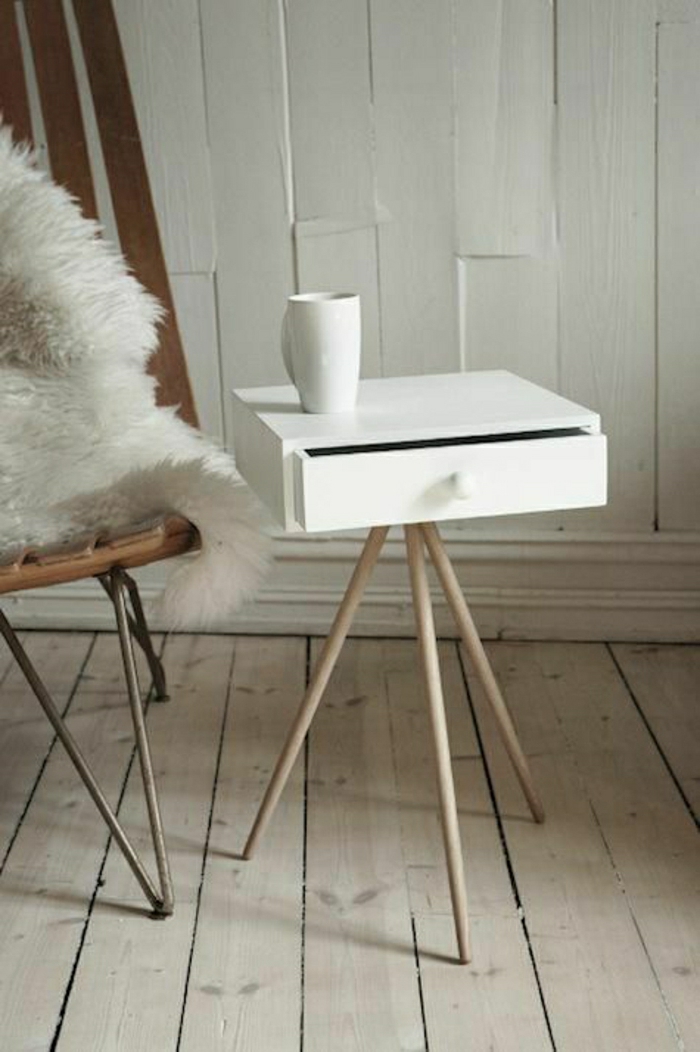 kleiner-Tisch-Schublade-weiß-Kaffeetasse-minimalistisch-skandinavisch