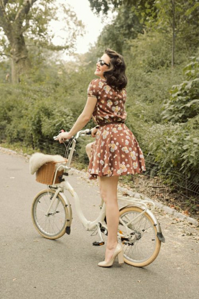 kleines-Fahrrad-retro-40er-Jahren-Mädchen