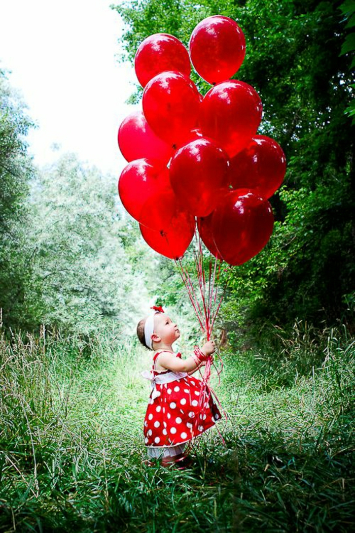 kleines-Mädchen-rote-Ballons