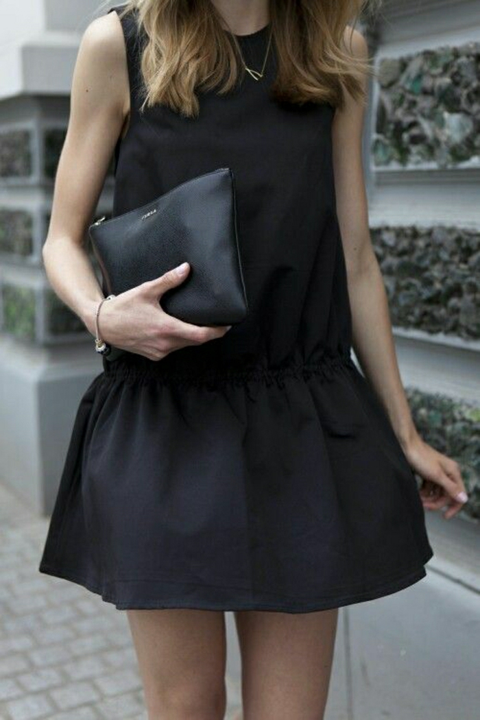 kurzes-schwarzes-Kleid-Clutch