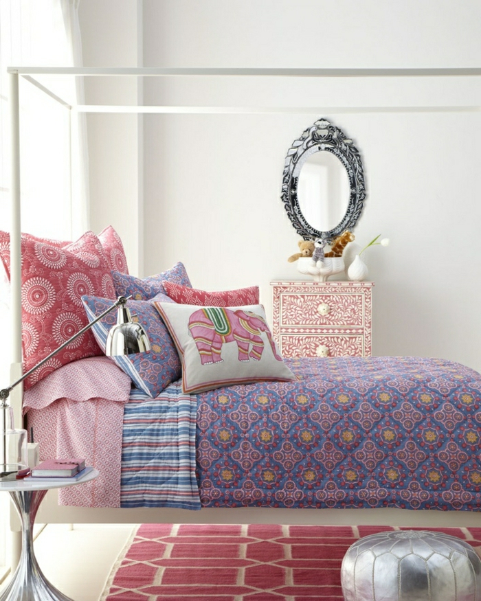 lila-Bettwäsche-indische-Motiven-rosa-Kissen-Kommode-Spiegel-Vase-weiße-Tulpe-Metalllampe-graphischer-Teppich