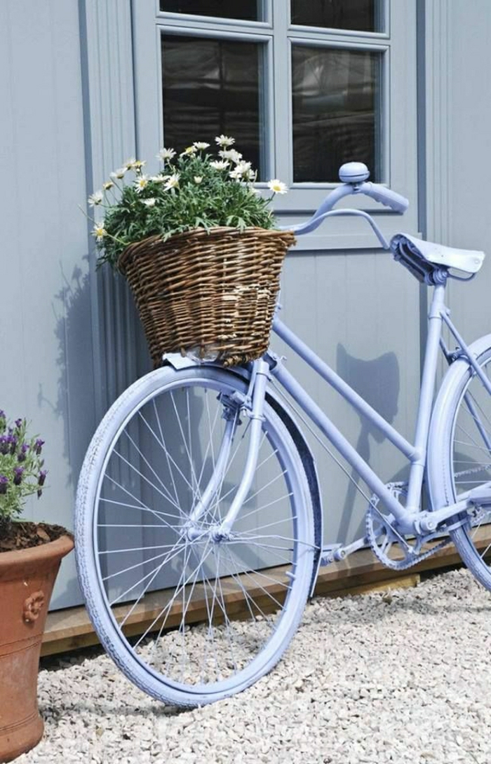 lila-retro-Fahrrad-vintage-Klingel-Korb-Blumentopf-dekorative-Steine