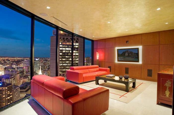 luxus-wohnzimmer-rote-sofas-gläserne-wände