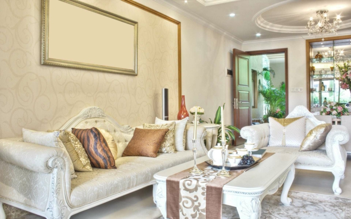 luxus-wohnzimmer-weißes-sofa-und-dekokissen-eleganter-tisch-daneben