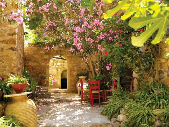 mediterrane-Gartengestaltung-Blumen-Keramik-rote-Stühle
