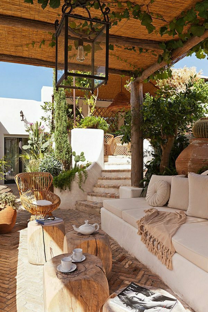 mediterrane-Gartengestaltung-Sofa-Kissen-Schlafdecke-Rattansessel-Pflanzen