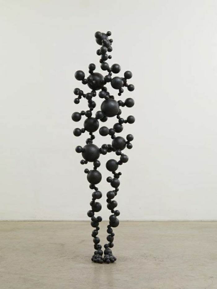 menschlicher-Körper-schwarze-Blasen-Skulptur