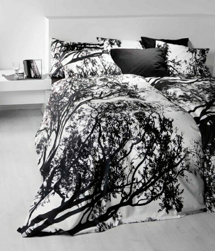 minimalistisches-Schlafzimmer-schwarz-weiße-schöne-Bettwäsche-waldige-Motive
