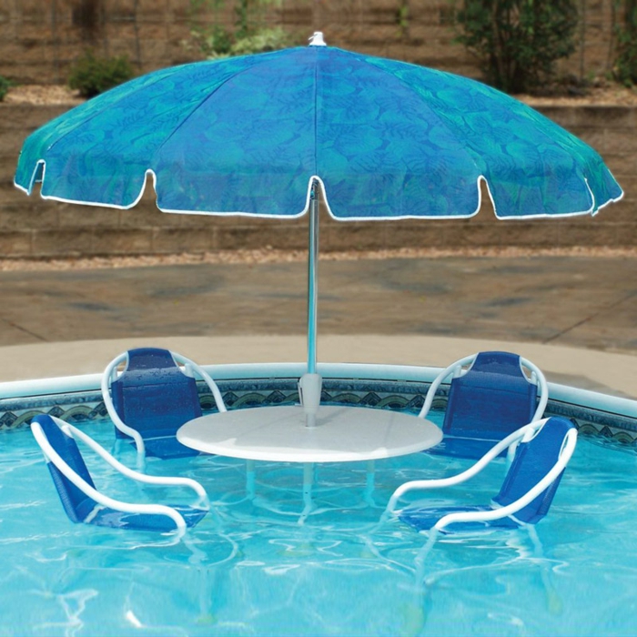pool-bilder-blauer-sonnenschirm-und-stühle-im-wasser