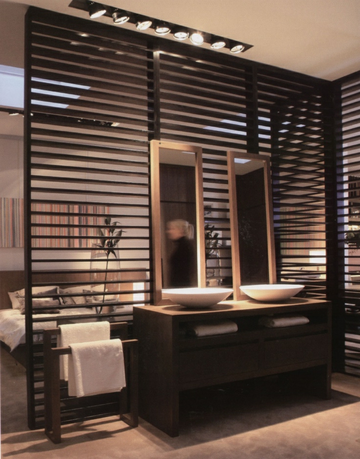 raumtrenner-aus-holz-zwei-elegante-spiegel-im-badezimmer