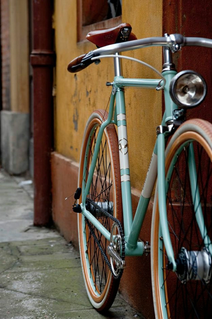 retro-Fahrrad-farbiger-Rahmen-Stadt-Straße