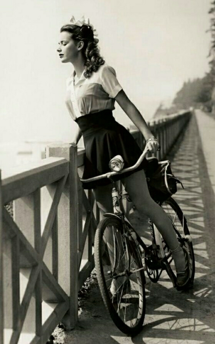 retro-Fahrrad-vintage-schwarz-weißes-Foto-Mädchen-Brücke
