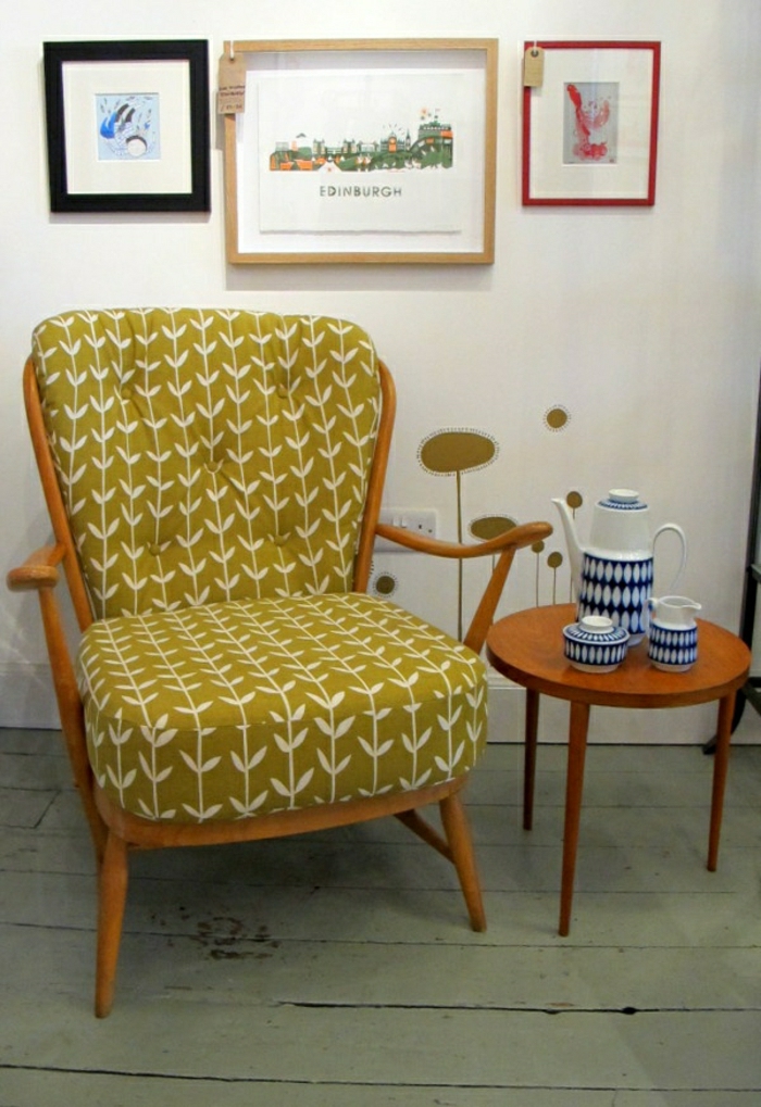 retro-Sessel-Holz-vintage-Senf-Farbe-Pflanzen-Motive