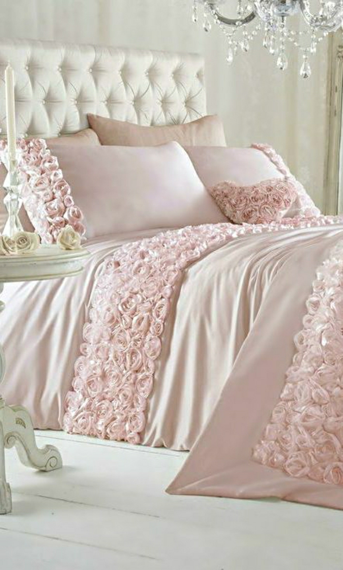 romantische-Bettwäsche-rosa-Rosen-Dekoration-beige-golden-Kronleuchter-Kristalle