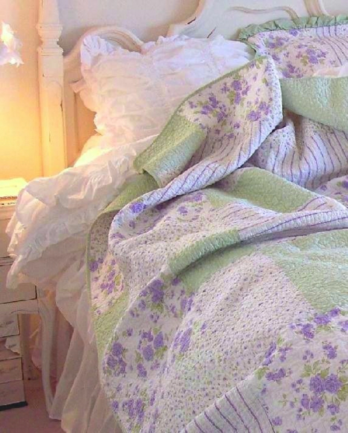 romantisches-Schlafzimmer-Bettwäsche-weiß-lila-grün