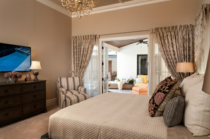 romantisches-Schlafzimmer-Wandfarbe-Cappuccino-LED-Tv-goldener-Kronleuchter