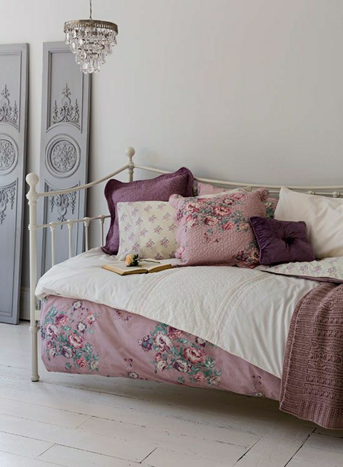romantisches-Schlafzimmer-vintage-Bettwäsche-liöa-rosa-Kronleuchter-Kristalle