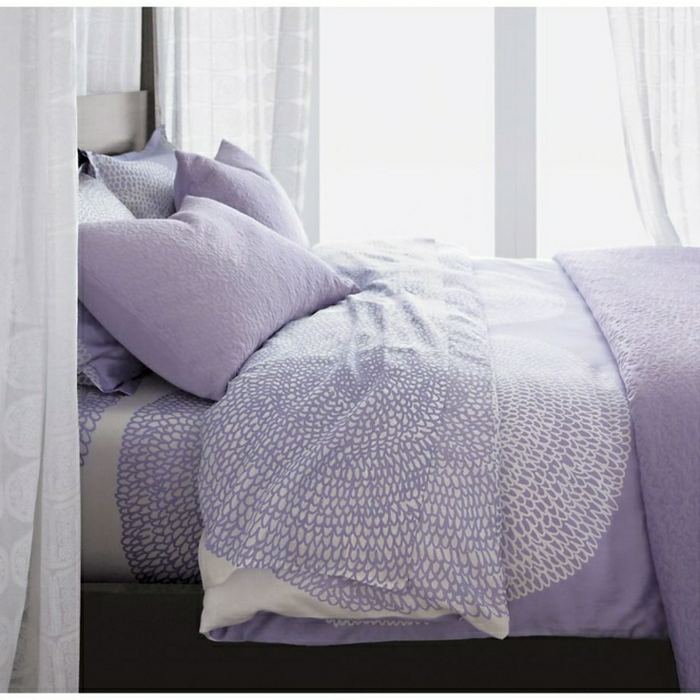 romantisches-Schlafzimmer-weiße-Gardinen-Bettwäsche-weiß-Lavendel-Farbe