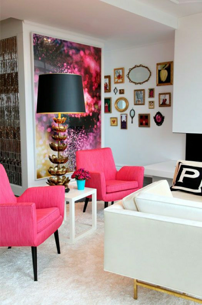 rosa-Sessel-Akzent-Stehlampe-großes-Wandbild-grelle-Farben