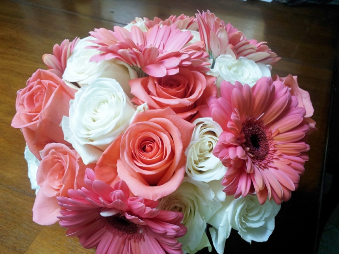 rosa-gerberas-rosen-blumendeko-blumenstrauß-ideen-für-dekoration-mit-blumen-