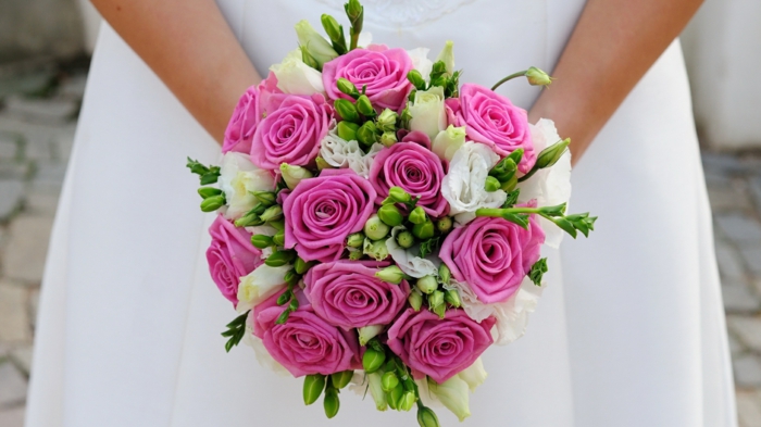 rosa-und-weiße-rosen-brautstrauß-blumendeko-blumenstrauß-ideen-für-dekoration-mit-blumen-