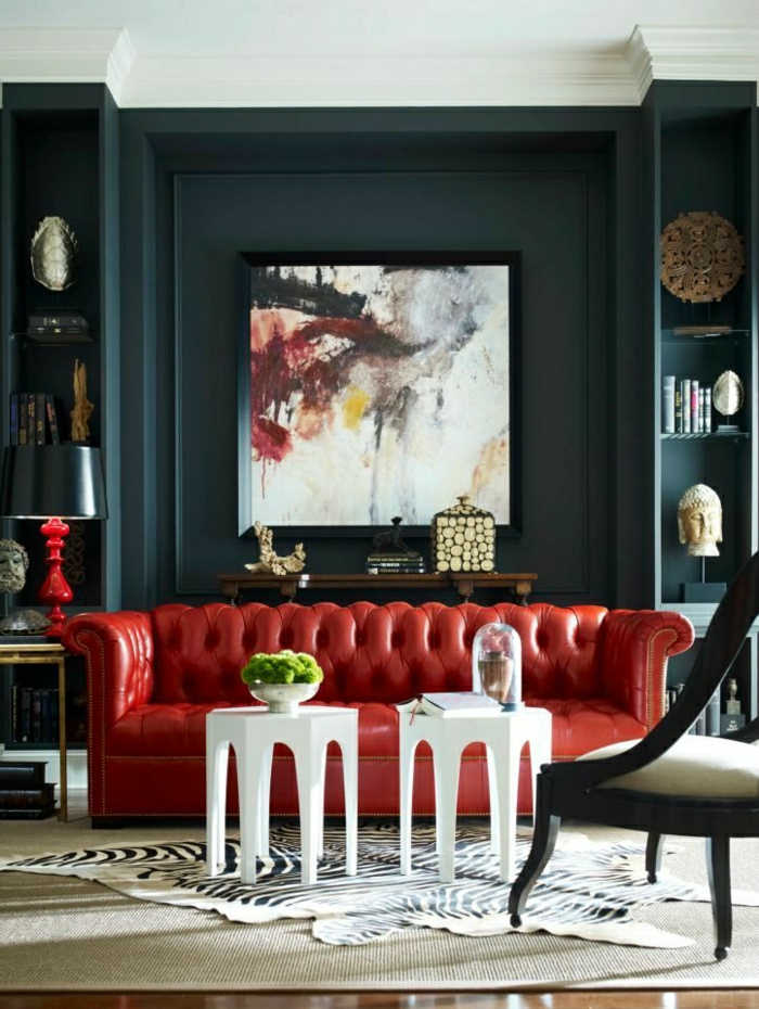 rote-Chesterfield-Couch-weiße-Couchtische-Tierhaut-abstraktes-Bild