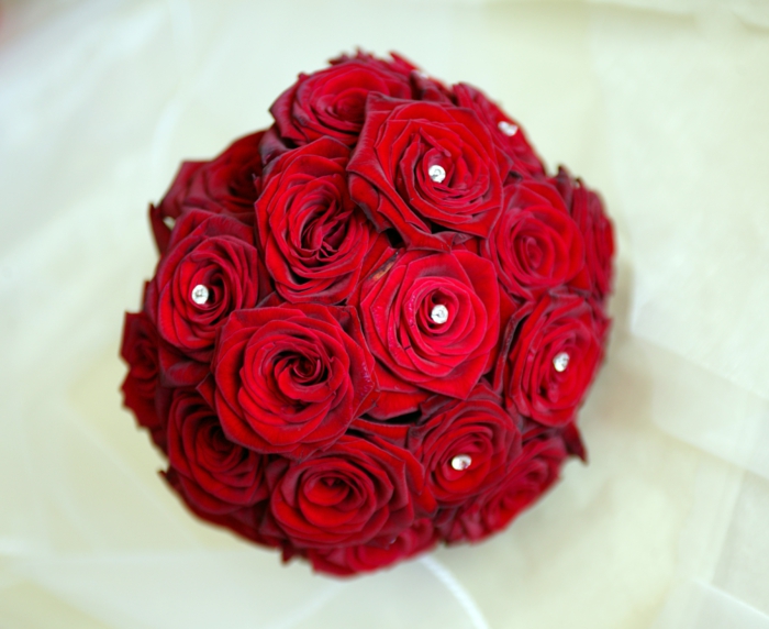 rote-rosen-blumendeko-blumenstrauß-ideen-für-dekoration-mit-blumen-