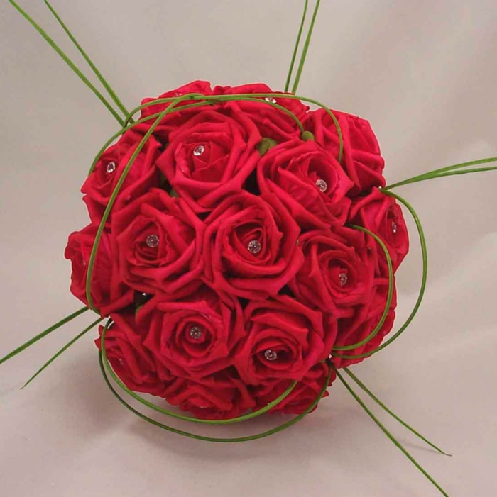 -rote-rosen-blumendeko-blumenstrauß-ideen-für-dekoration-mit-blumen-