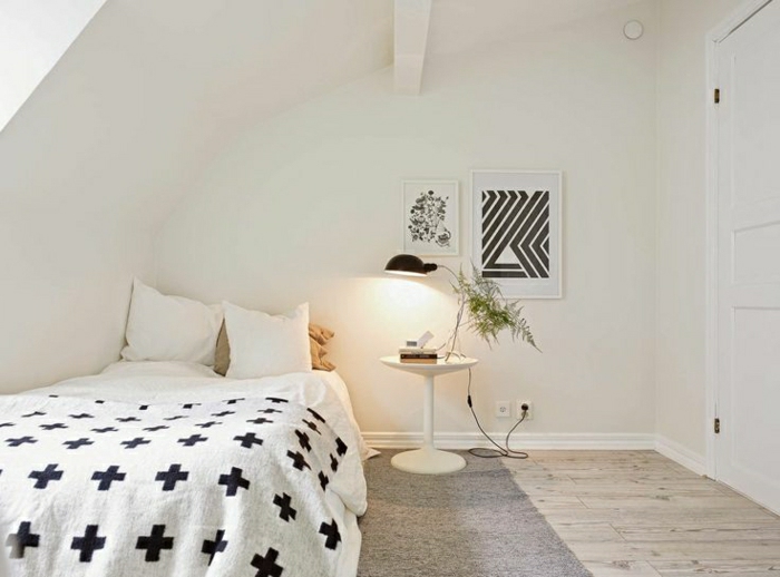 schwedische-Wohnung-weißes-Schlafzimmer-schwarze-Elemente-skandinavisches-Interieur-minimalistisch-Dachschräge