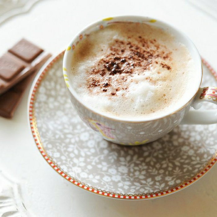schöne-graue-Cappuccino-Tasse-Blumen-Dekoration-Schokolade