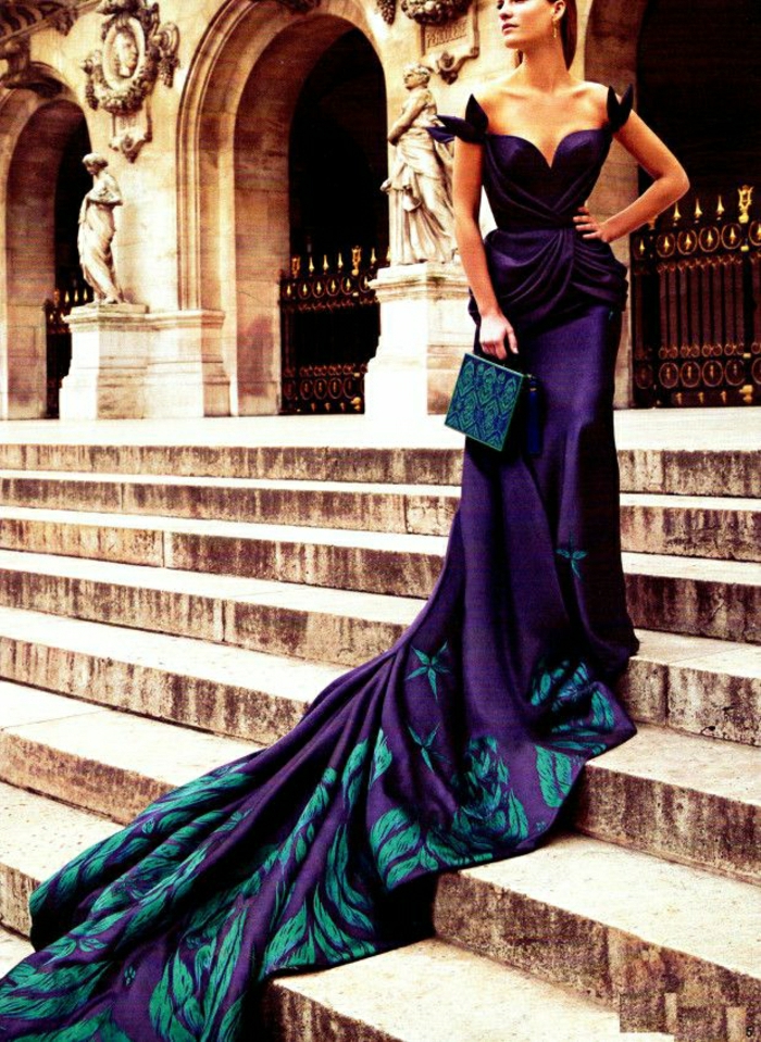 schönes-Couture-lila-Kleid-mit-grünen-Elementen