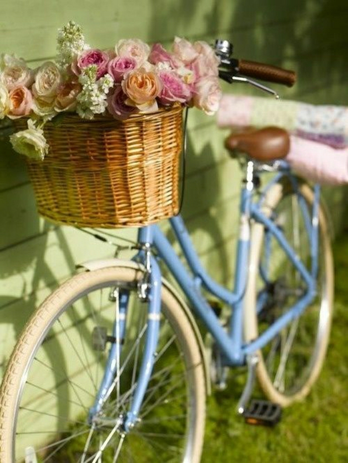 schönes-blaues-retro-Fahrrad-Korb-Rosen