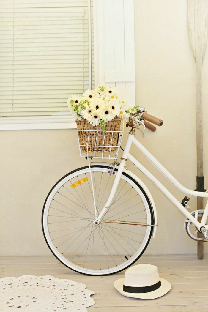 schönes-weißes-vintage-Fahrrad-Korb-Gänseblümchen-Rolladen-Hut