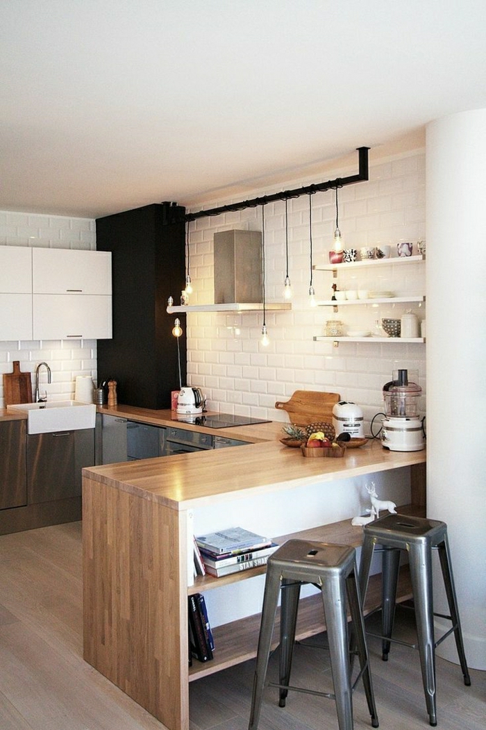 skandinavische-Wohnung-Küche-weiße-Ziegelwände-hölzerne-Tischplatten
