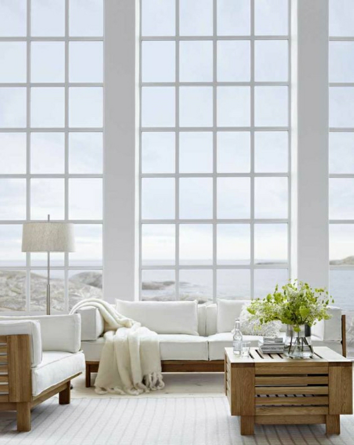 skandinavisches-Wohnzimmer-breit-hoch-weiß-hölzerne-Möbel-simpel
