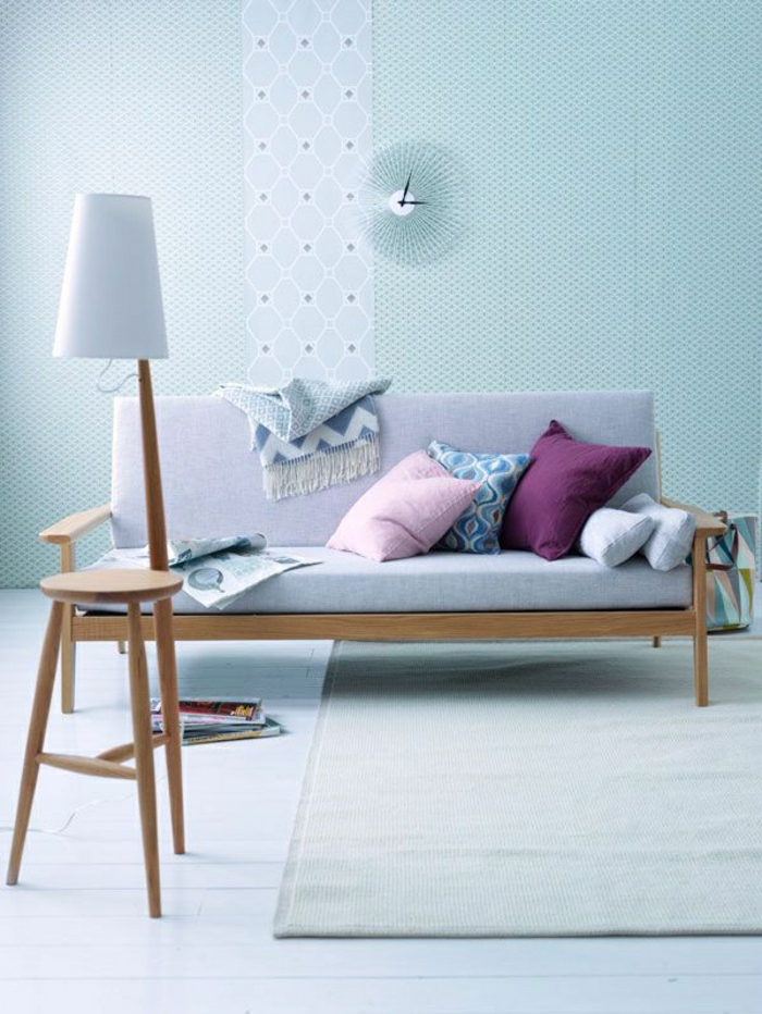 skandinavisches-Design-Wohnzimmer-weiche-Pastellfarben-lila-rosa-blau-Sofa-Kissen-Lampe-Hocker
